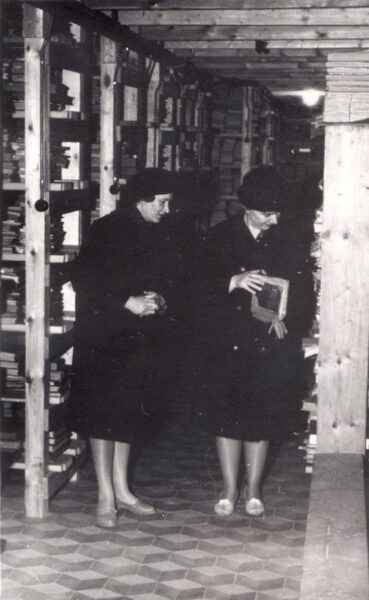 Raamatukogu direktor Laine Peep (paremal) ja hoiuosakonna juhataja Ruth Parmas-Michelson Sõbra t kirikus (1967. a)