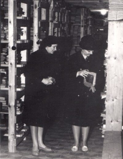 Raamatukogu direktor Laine Peep (paremal) ja hoiuosakonna juhataja Ruth Parmas-Michelson Sõbra t kirikus (1967. a)