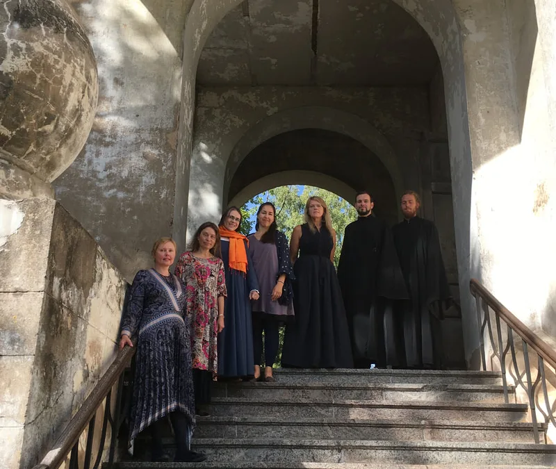 Koorilauljad koos kutsutud koorijuhi Terje Palliga (vasakult teine) Tartu Pühade Aleksandrite kiriku trepil