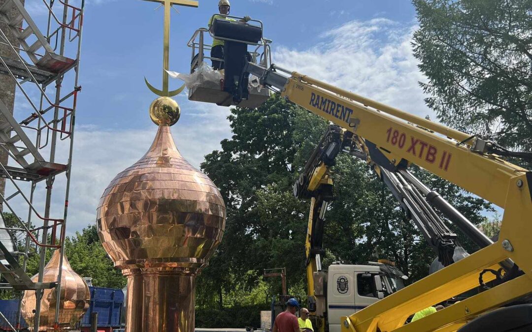 Kaks uue vaskplekiga kaetud katusekuplit jõudsid kirikusse