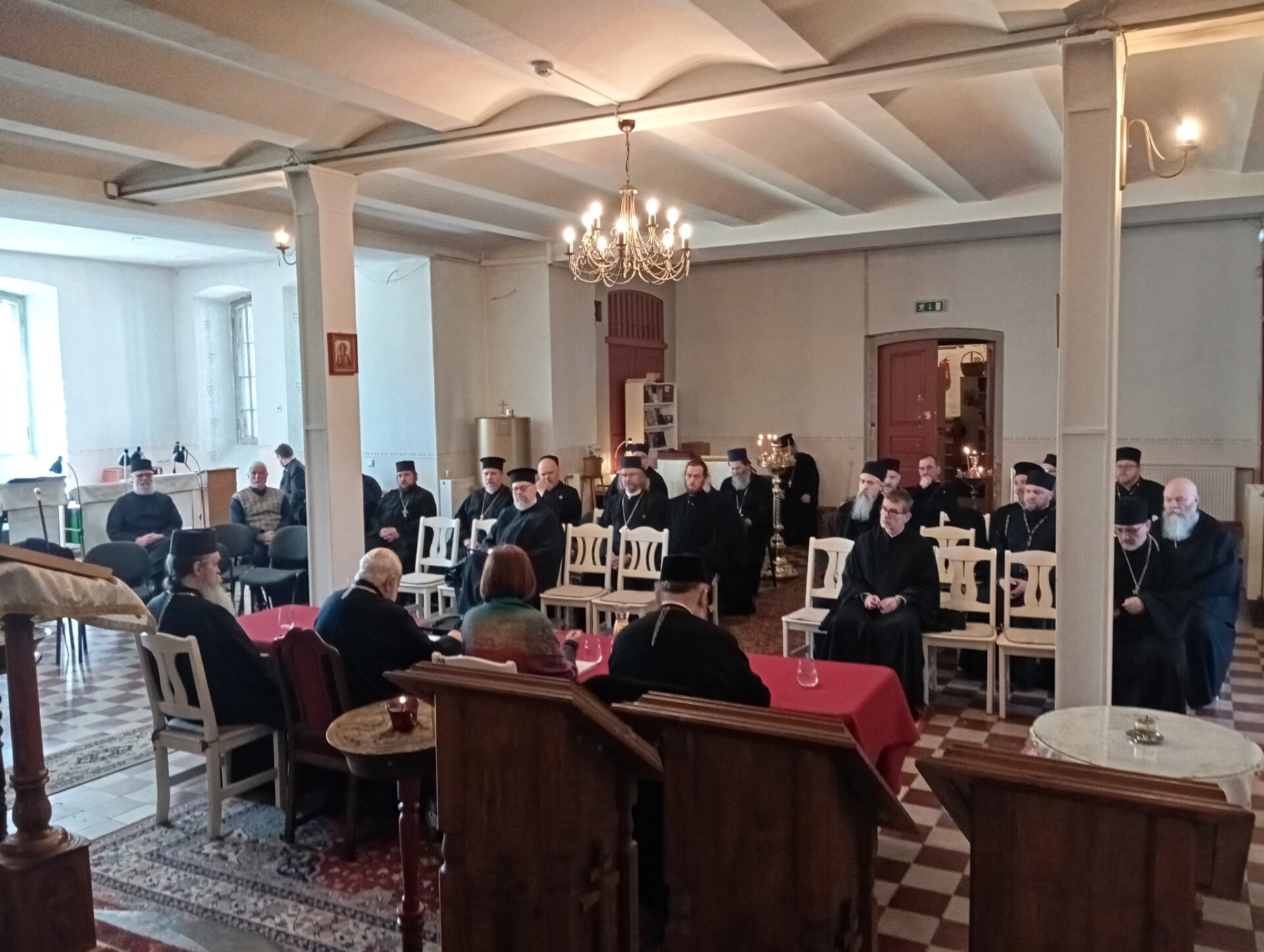 Täna, 1. mail 2025 on Tartu Pühade Aleksandrite kirikus koos Eesti Apostlik-Õigeusu kiriku vaimulikkond, et kuulata metropoliitide Stefanuse ja Grigoriose mõtte