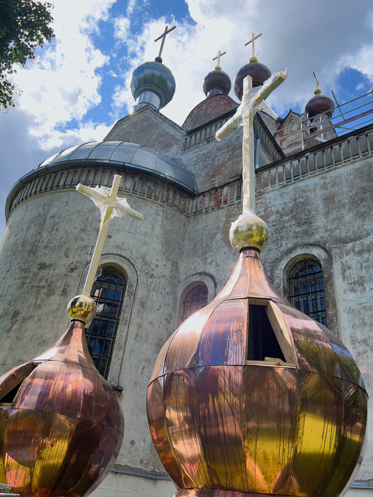 Tartu piiskop pühitseb kahe taastatud kuppeltorni ristid
